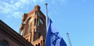 Mehr als zwei Jahre lang hing die israelische Flagge vor dem Roten Rathaus. (Archivbild)