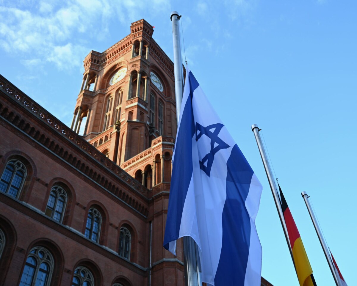 Israelische Flagge - Berlin Mehr als zwei Jahre lang hing die israelische Flagge vor dem Roten Rathaus. (Archivbild)