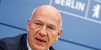 Berlins Regierender Bürgermeister Kai Wegner empfängt Bundeskanzler Friedrich Merz (beide CDU) im Roten Rathaus. (Archivbild)