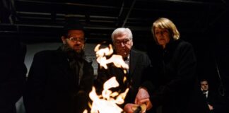 Nach Sydney-Anschlag: Gedenken bei jüdischem Fest in Berlin Stunden nach dem brutalen Anschlag in Sydney zündeten Rabbiner Yehuda Teichtal (l), Bundespräsident Frank-Walter Steinmeier und seine Frau Elke Büdenbender gemeinsam eine Fackel für die erste Kerze des Chanukka-Leuchters vor dem Brandenburg Tor an.