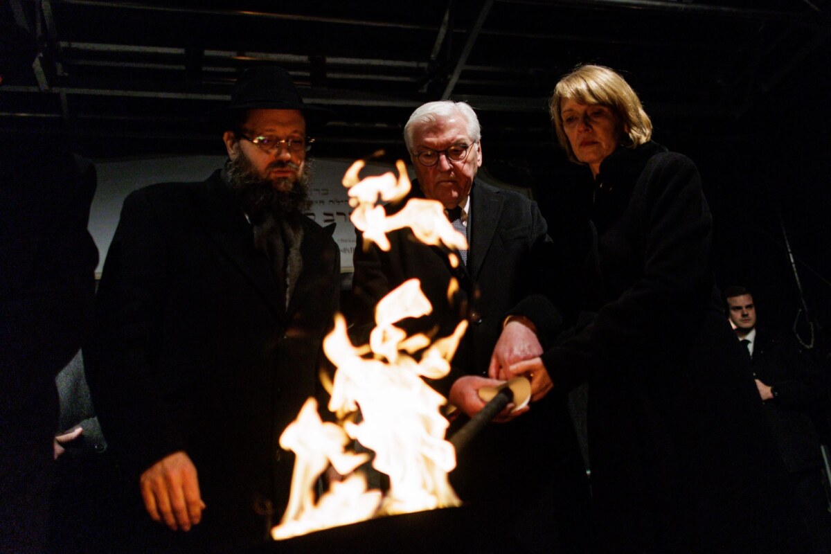 Entzünden der ersten Chanukka-Kerze Stunden nach dem brutalen Anschlag in Sydney zündeten Rabbiner Yehuda Teichtal (l), Bundespräsident Frank-Walter Steinmeier und seine Frau Elke Büdenbender gemeinsam eine Fackel für die erste Kerze des Chanukka-Leuchters vor dem Brandenburg Tor an.