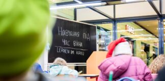 Unterricht im U-Bahnhof – Berliner Aktion zeigt Kriegsalltag Das mobile Klassenzimmer soll auf den Alltag ukrainischer Kinder im Krieg aufmerksam machen.