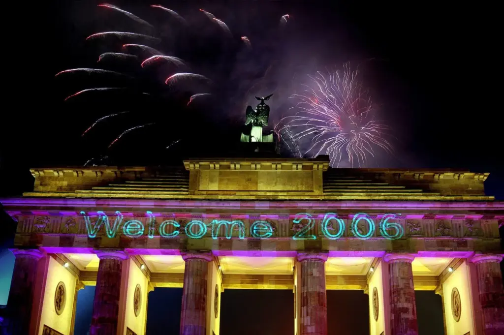 Laserschriftzug „Welcome 2006“ am Brandenburger Tor, 31. Dezember 2005. Foto: IMAGO / Waldemar Boegel