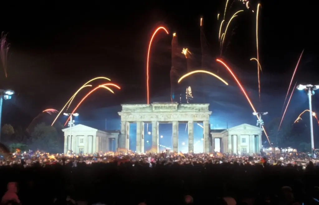 Deutsch-deutsche Silvesterfeier am geöffneten Brandenburger Tor in Berlin, 1. Januar 1990. Foto: IMAGO / Sven Simon