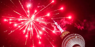 Weniger Böller, mehr Sicherheit Feuerwerk am Alexanderplatz – auch hier soll in diesem Jahr wieder eine Böllerverbotszone durchgesetzt werden. Bild: IMAGO/snapshot