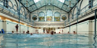 Berlins Schwimmhallen: Pause vom Stadtlärm Das Stadtbad Charlottenburg in der Krummen Straße. Bild: IMAGO / Joachim Schulz