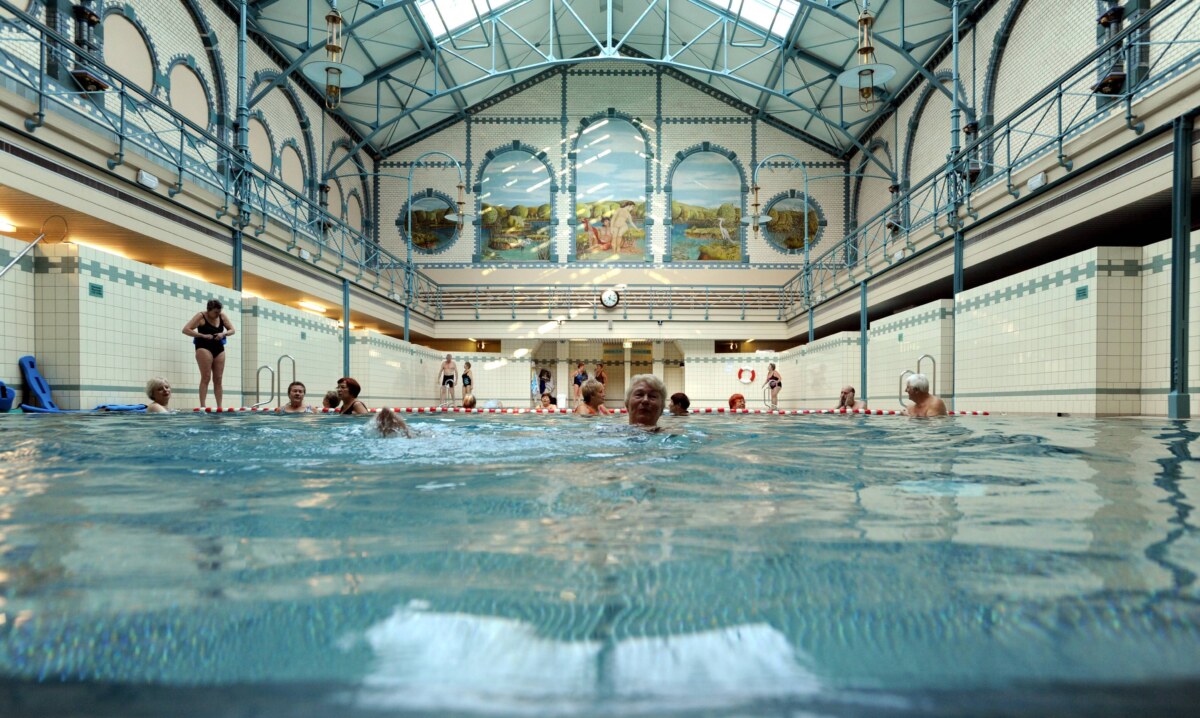 Das Stadtbad Charlottenburg in der Krummen Straße. Bild: IMAGO / Joachim Schulz Das Stadtbad Charlottenburg in der Krummen Straße. Bild: IMAGO / Joachim Schulz