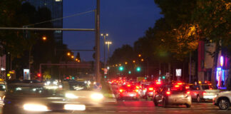 Berlins längster Parkplatz Stau an der Elsenbrücke bei Nacht. Bild: IMAGO/Sabine Gudath
