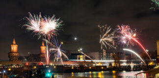 Silvester in Berlin: Eine Zeitreise von 1900 bis heute Oberbaumbrücke zum Jahreswechsel von 2019 auf 2020. Foto: IMAGO / A. Friedrichs