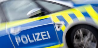 Überfall auf Neuköllner Späti: Täter bewaffnet Die Polizei nahm einen Verdächtigen fest. (Symbolbild)