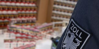 Fast 80.000 Zigaretten am Flughafen BER entdeckt Am Flughafen BER entdecken Zoll-Beamte etwa unversteuerte 80.000 Zigaretten. (Symbolbild)