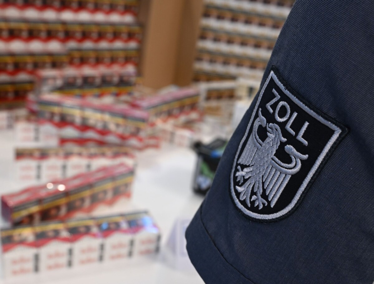 Zoll Am Flughafen BER entdecken Zoll-Beamte etwa unversteuerte 80.000 Zigaretten. (Symbolbild)