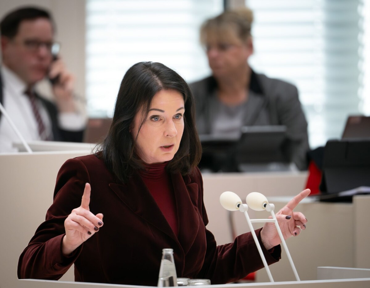 Landtag Brandenburg Gesundheitsministerin Müller stellt den Plan für Kinderschutzambulanzen vor.