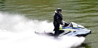 Berliner Polizei bereitet sich auf Selenskyj-Besuch vor Beim Selenskyj-Besuch im August sicherte die Wasserschutzpolizei ein Jetski auf der Spree die Umgebung des Kanzleramts. (Archivbild)