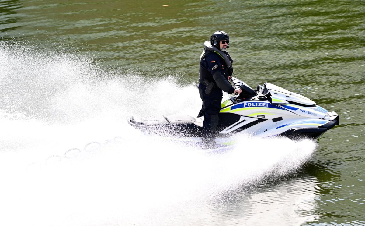 Wasserschutzpolizei in Berlin Beim Selenskyj-Besuch im August sicherte die Wasserschutzpolizei ein Jetski auf der Spree die Umgebung des Kanzleramts. (Archivbild)