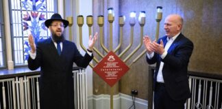 Wegner beschwört zum Chanukka-Fest Zusammenhalt In Berlin stehen an 55 Stellen Chanukka-Leuchter, darunter im Roten Rathaus.