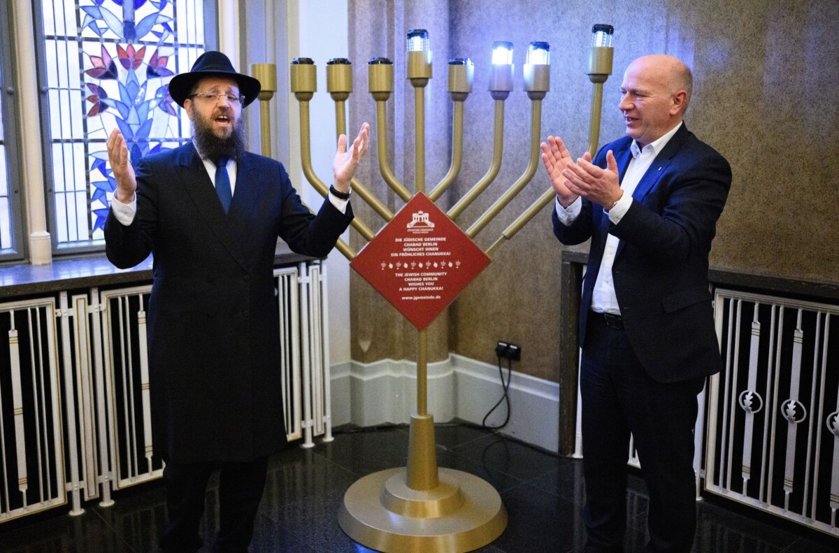 Entzünden der dritten Chanukka-Kerze im Roten Rathaus In Berlin stehen an 55 Stellen Chanukka-Leuchter, darunter im Roten Rathaus.