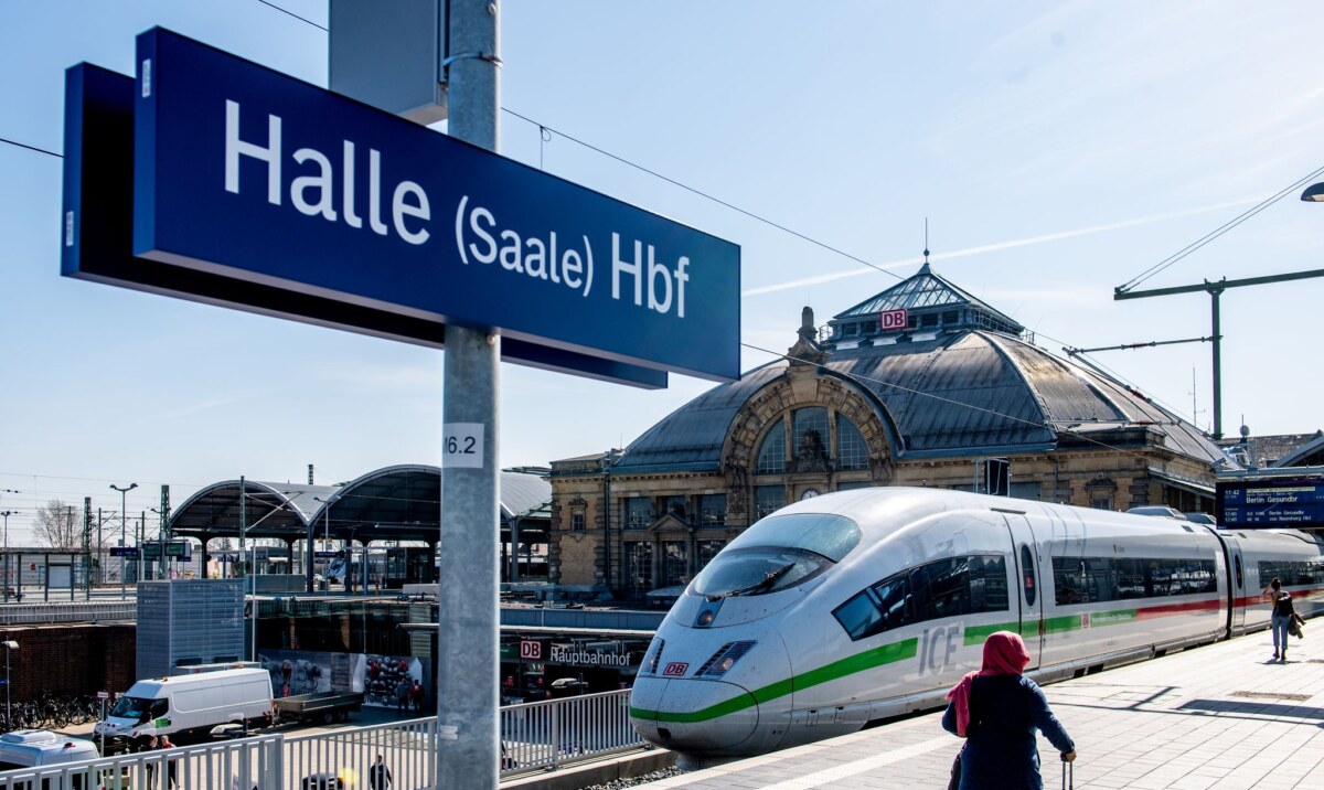ICE in Halle (Saale) Ab Sonntag kommen Fahrgäste der Deutschen Bahn wieder schnell von Berlin nach Halle - die Bauarbeiten auf der Anhalter Bahn werden beendet. (Archivbild)