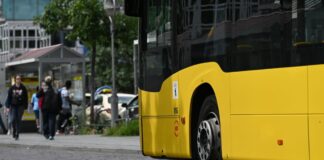 Linienbus fährt am Flughafen BER in Straßengraben Die BVG unterhält auch nachts eine Verbindung zum BER. (Symbolbild)