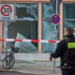 Mehr als ein Dutzend Silvester-Verfahren nicht abgeschlossen Durch die Explosion einer Kugelbombe sind zahlreiche Fensterscheiben in der Vorbergstraße im Stadtteil Schöneberg zu Bruch gegangen. (Archivbild)