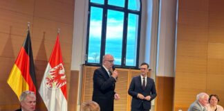 Woidke ruft Brandenburger zu mehr Stolz auf Einmal im Jahr bedankt sich Brandenburgs Ministerpräsident Dietmar Woidke (SPD) bei ehrenamtlichen Helfern.