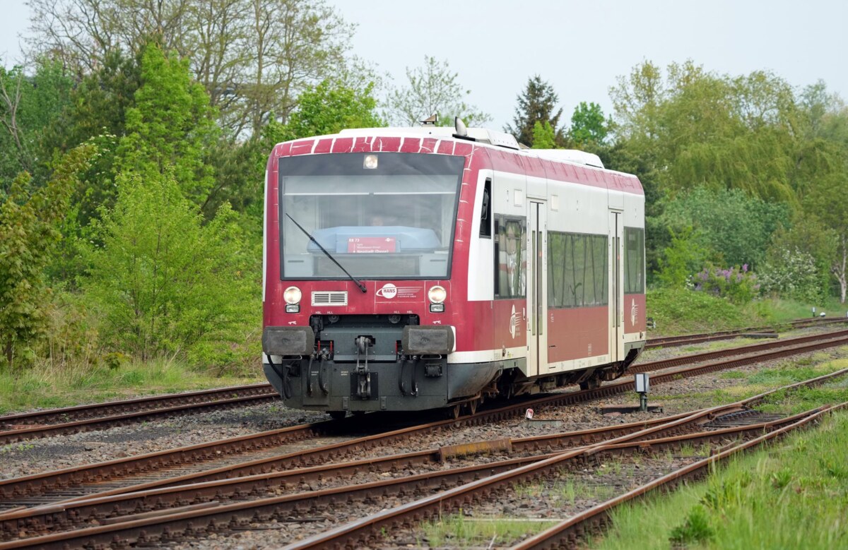 Regionalbahn in Ostprignitz-Ruppin Die Hanseatische Eisenbahn GmbH betreibt auch in den kommenden drei Jahre die Linien RB73 und RB74 in der Prignitz. (Archivbild)
