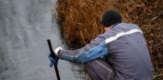 Raffinerie: Pipeline unbeschädigt – genug Öl zum Überbrücken Nach dem Leck an einer Öl-Pipeline zwischen Rostock und Schwedt werden die Folgen geprüft.