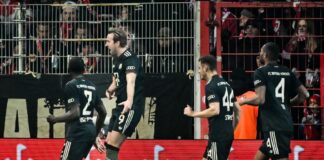 «Weiter oder weg»: Bayern zittern sich zu 3:2 bei Union Auch Kane (M.) traf nach einem ruhenden Ball.