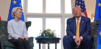 Skeptischer Blick: die EU-Kommissionschefin und der US-Präsident nach der Einigung im zähen Zollstreit. (Archivbild)