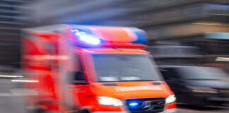 Bei einem Zusammenstoß zweier Linienbusse sind in Berlin-Lankwitz zehn Menschen verletzt worden. (Symbolbild)