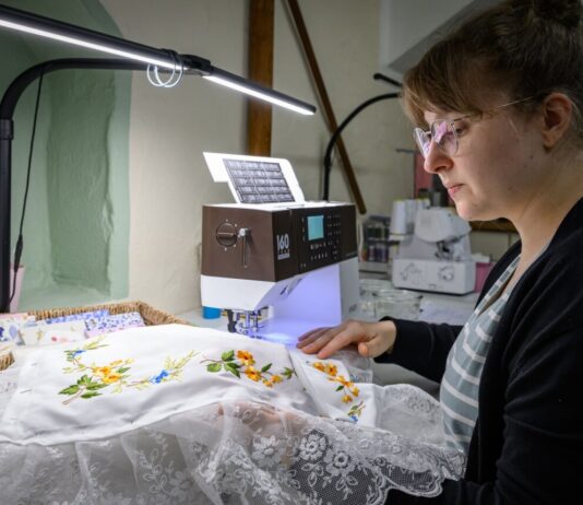 Leonie Schiemenz näht nebenberuflich Trachten. 