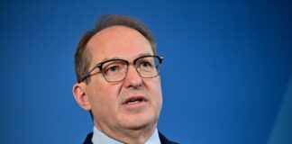 Innenminister Dobrindt will die Flughäfen in Deutschland besser vor Störungen durch Drohnen schützen. (Archivbild)