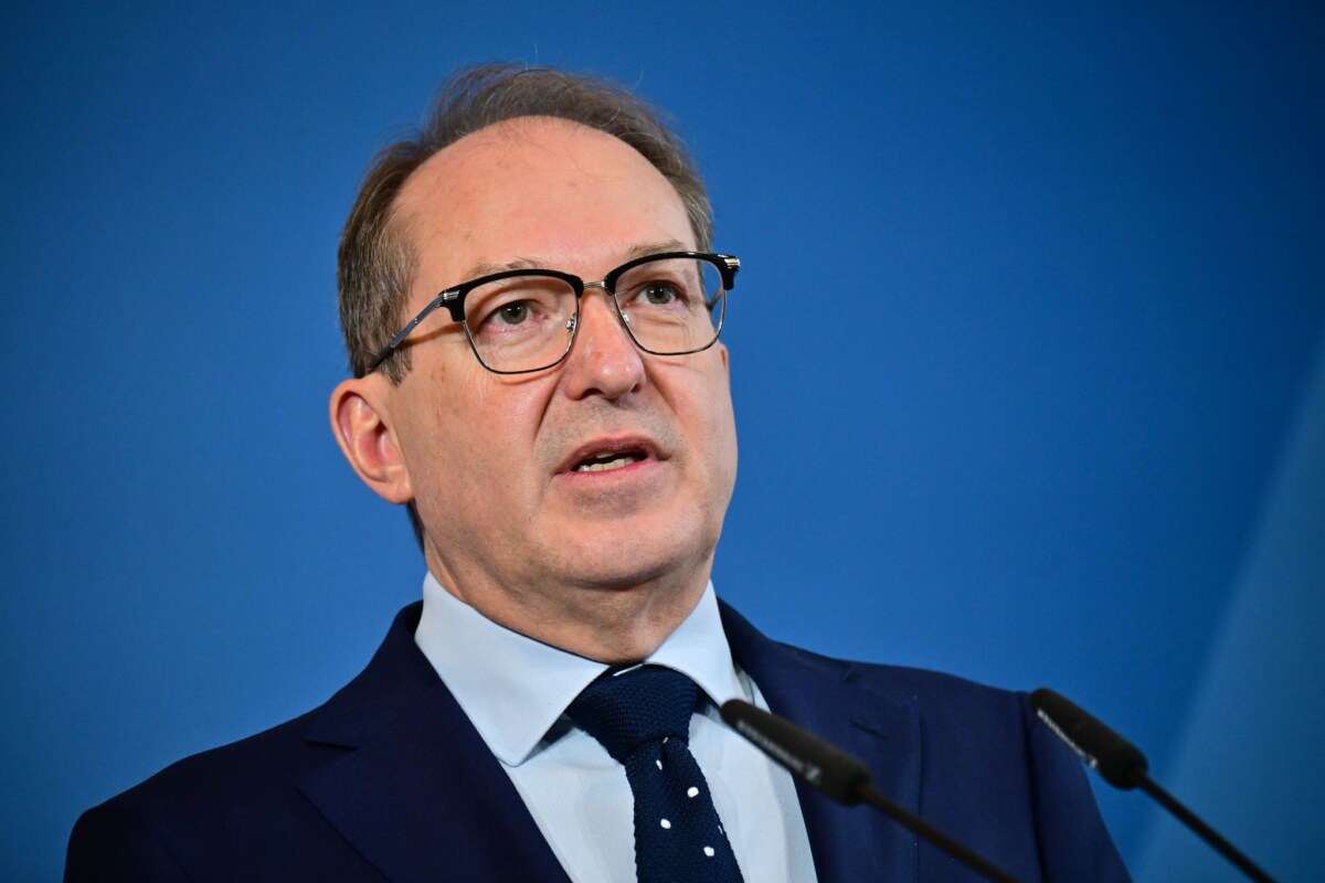 Bundeskabinett - Statment Dobrindt Innenminister Dobrindt will die Flughäfen in Deutschland besser vor Störungen durch Drohnen schützen. (Archivbild)