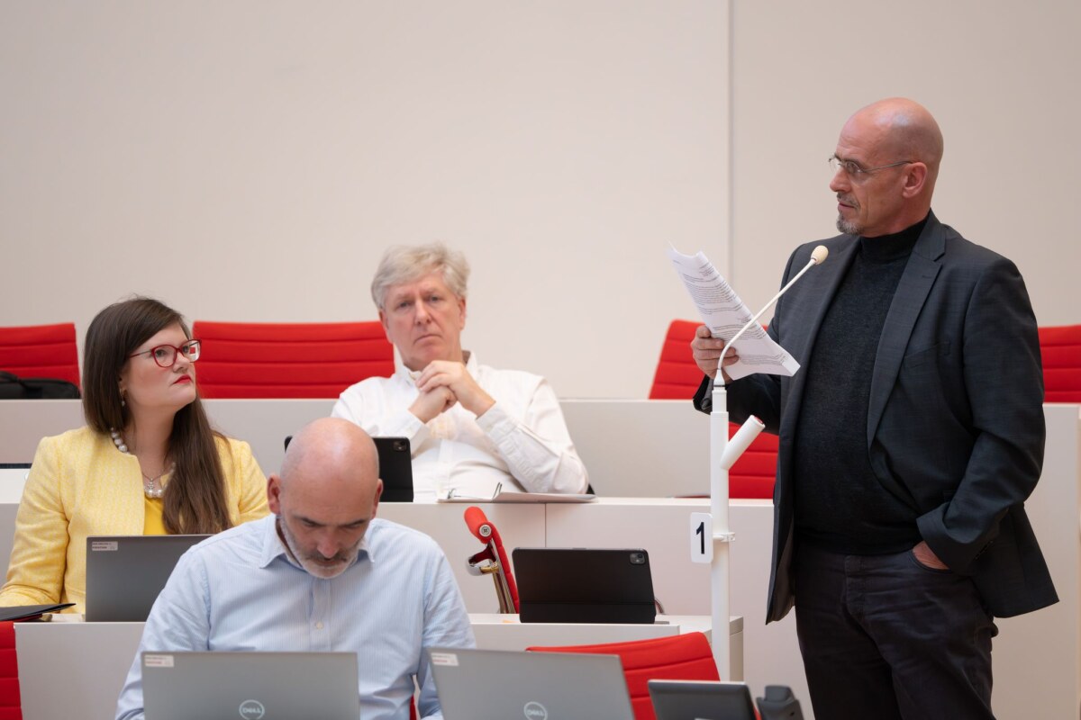 BSW-Landtagsfraktion Brandenburgs BSW-Fraktionschef Niels-Olaf Lüders stellt sich hinter die Forderung der Parteispitze nach einer Aufgabe der Mandate für die zwei aus der Partei ausgetretenen Abgeordneten. (Archivbild)