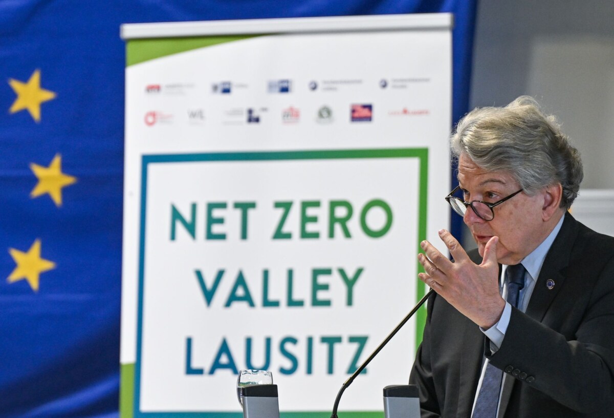 EU-Kommissar Breton in der Lausitz Die Lausitz wird Net Zero Valley - eine Initiative der EU zur Ansiedlung klimafreundlicher Technologien. Auch der EU-Kommissar Thierry Breton besuchte vor Monaten angesichts der Bewerbung die Region.