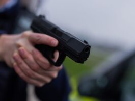 Berliner Polizisten gaben 2025 im Einsatz mehr als 150 Mal Schüsse ab. (Symbolbild)