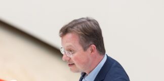 Der Präsident des Landesrechnungshofs Brandenburg, Harald Kümmel, fordert das Land auf, künftig weniger Schulden zu machen. (Archivbild)