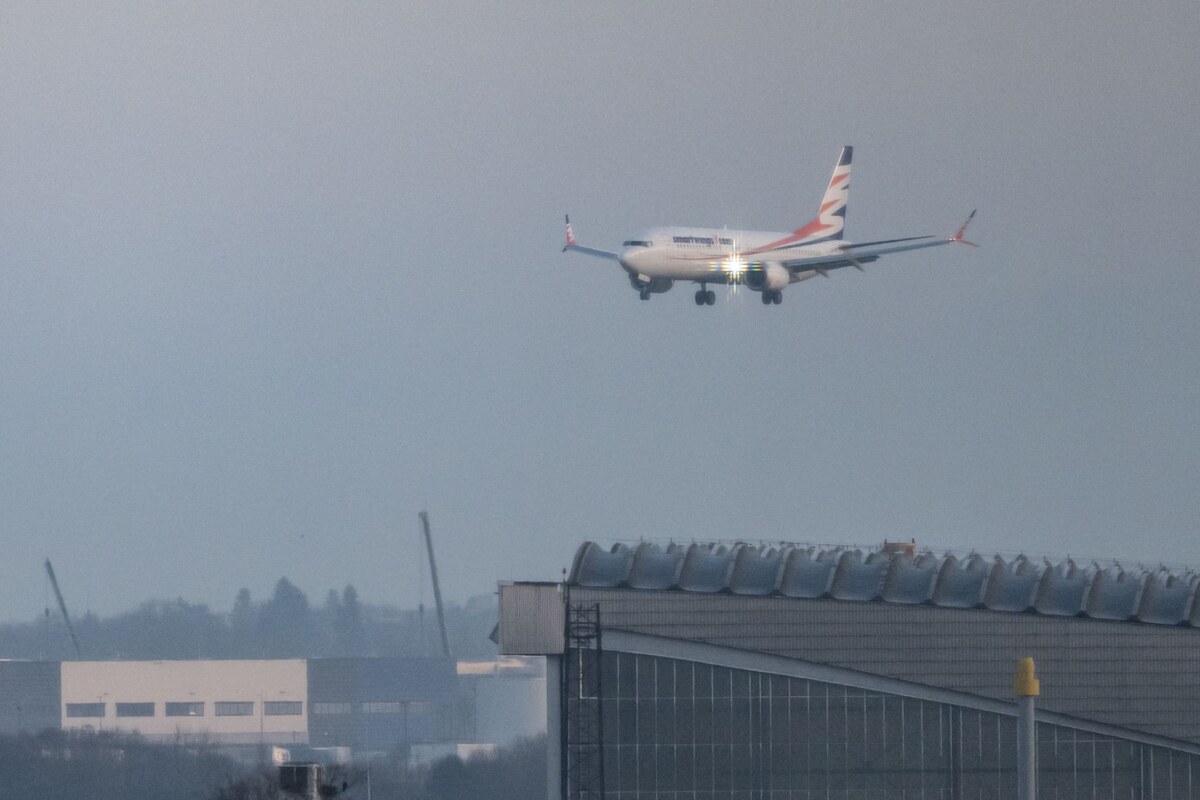 Ankunft Charterflug mit Afghanen aus Islamabad Die Chartermaschine mit den geflüchteten Afghaninnen und Afghanen an Bord landete am Morgen am Flughafen Berlin Brandenburg.