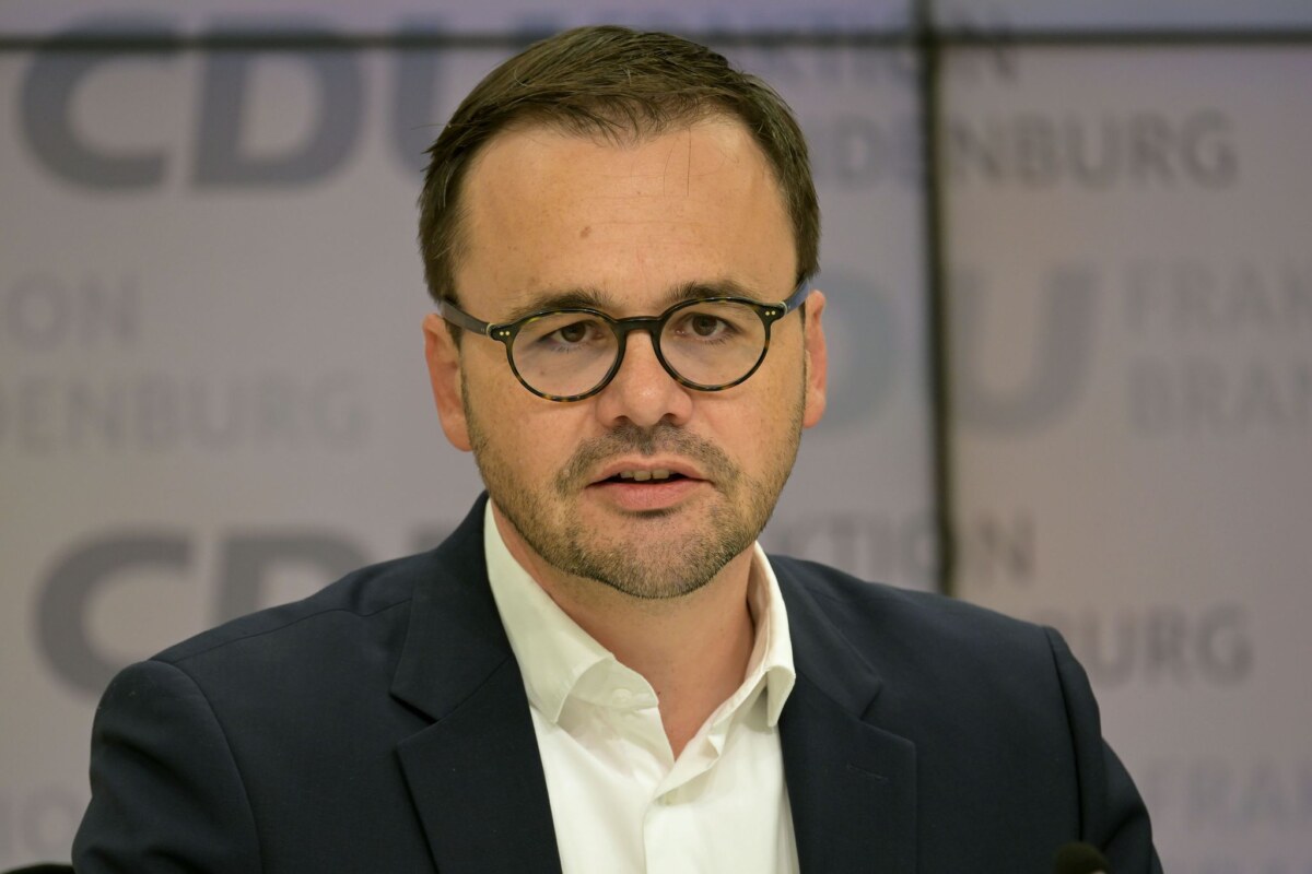 CDU-Landes- und Fraktionschef Redmann Der CDU-Fraktionschef im Landtag von Brandenburg, Jan Redmann, beklagt, dass verbindliche Vorgaben für eine monatliche Meldepflicht für abgelehnte Asylbewerber fehlen. (Archivbild)