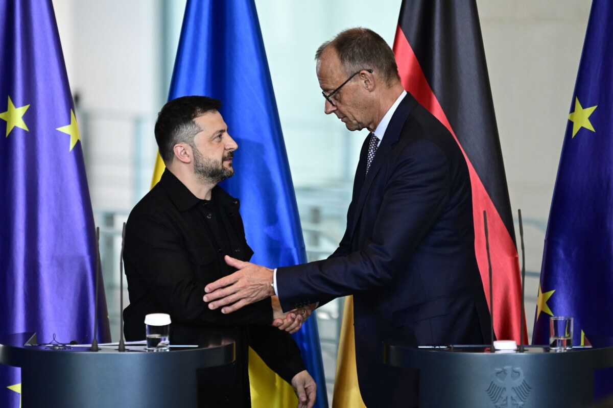 Selenskyj und Merz Kanzler Friedrich Merz (CDU, r.) will den ukrainischen Präsidenten Wolodymir Selenskyj am Montag in Berlin empfangen.