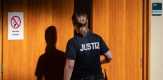 Autofahrer in Berlin wegen fahrlässiger Tötung angeklagt Die Staatsanwaltschaft wirft dem 54 Jahre alten Autofahrer Fahrlässigkeit vor. (Symbolbild)