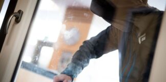 Brandenburger Polizei warnt vor Einbrechern und Paketdieben Weihnachten und leere Wohnungen: In Brandenburg schlagen Einbrecher zu. (Symbolbild)