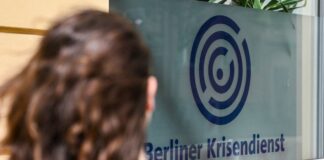 Polizei vertieft Zusammenarbeit mit Krisendienst Ziel ist es, Polizisten während schwieriger Einsätze noch enger mit der psychosozialen Krisenhilfe zu verknüpfen. (Symbolbild)