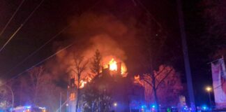 Die Berliner Straße ist wegen des Brandes voll gesperrt. (Archivbild) 