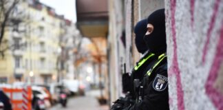 Innenministerium: Mehr Hamas-Symbole könnten verboten werden In Zusammenhang mit der Verbotsverfügung gab es damals Razzien in mehreren Bundesländern. (Archivfoto)