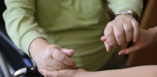 Pflegeheime in Berlin in 800 Fällen auf Mängel überprüft Die Kontrollen finden zum Teil ein Mal im Jahr, zum Teil nur alle drei Jahre statt. (Symbolbild)