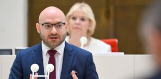 Landtag beschließt Gesetz für Integrationseinrichtungen Brandenburgs Innenminister spricht zum Landesaufnahmegesetz.