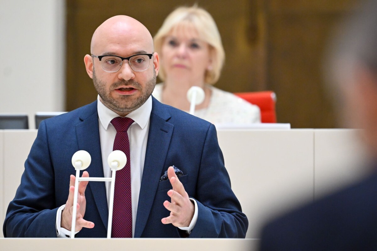 Landtag Brandenburg Brandenburgs Innenminister spricht zum Landesaufnahmegesetz.
