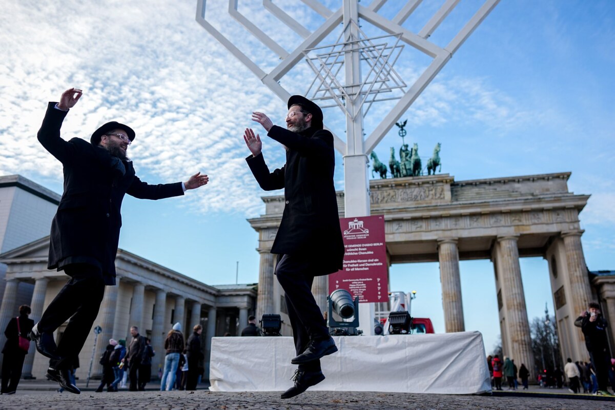 Chanukka-Leuchter am Brandenburger Tor Eingeweiht: Der Chanukka-Leuchter am Brandenburger Tor