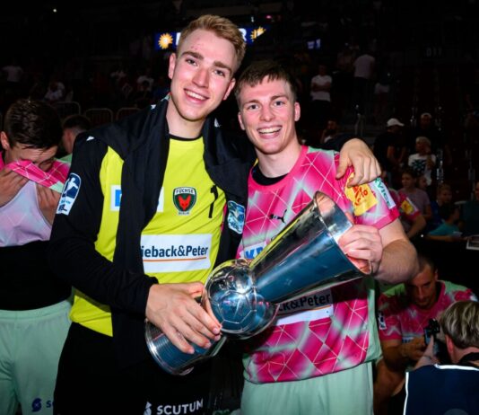 Torhüter Lasse Ludwig (l) und Nils Lichtlein jubelten 2024 nach dem Gewinn des Supercups.
